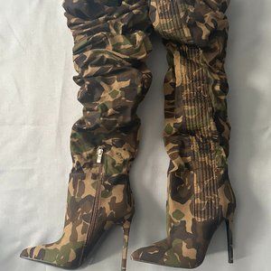 Women camo boots (Brand New)